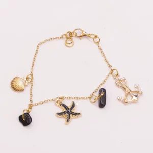 Goudkleurige armband met zee bedels: schelp, zeester en anker