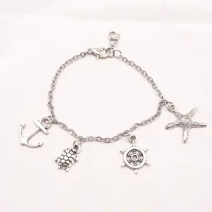 Zilverkleurige armband met anker, zeester, schildpad en stuurwiel bedels