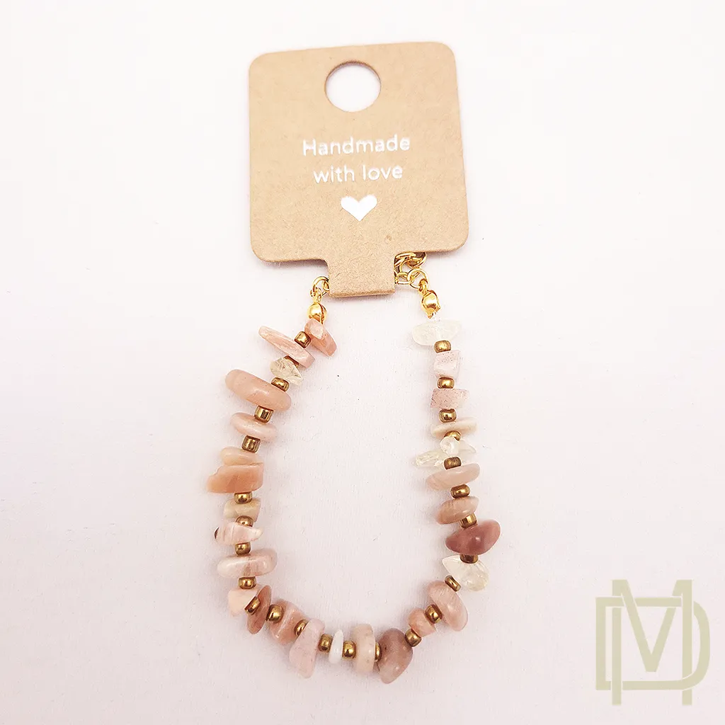 Rozenkwarts armband aan een handmade cadeaukaartje