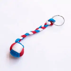 Paracord sleutelhanger in rood, wit en blauw met monkey fist knoop