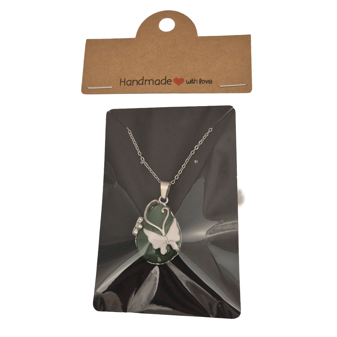 Groene aventurijn hanger met vlinder verpakt op een handmade kaartje