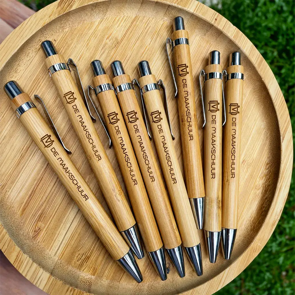 Bamboe pennen gegraveerd met een bedrijfslogo als relatiegeschenk